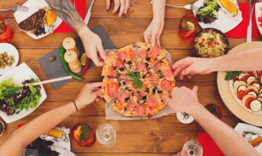 PIZZA HUT® UNVEILS NEW CHICAGO TAVERN-STYLE PIZZA AN...